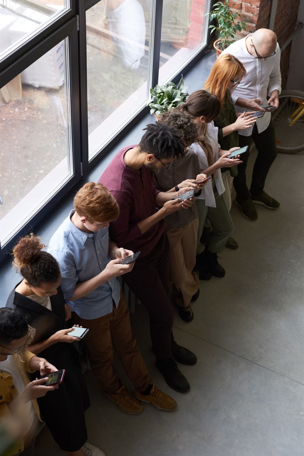 Il team di Nova al lavoro con smartphone in ufficio a Bologna